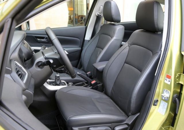 2014_SUZUKI_SX4_interior_pic-14