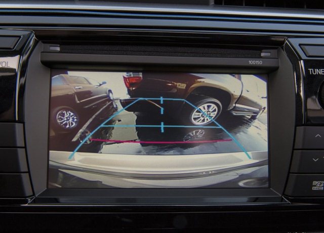 2014_TOYOTA_COROLLA_ rear_camera_pic-12