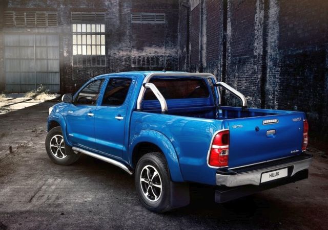 2014_TOYOTA_HILUX_INVINCIBLE_rear_pic-7