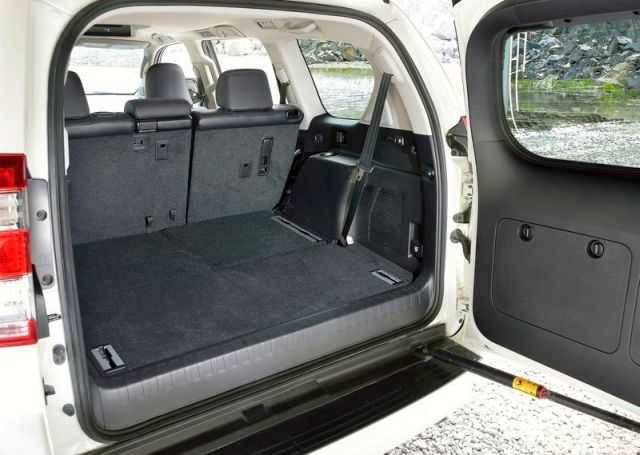 2014_TOYOTA_SUV_Land_Cruiser_Trunk_pic-13