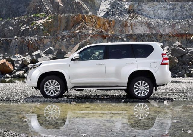 2014_TOYOTA_SUV_Land_Cruiser_profile_pic-4