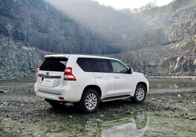 2014_TOYOTA_SUV_Land_Cruiser_rear_pic-5