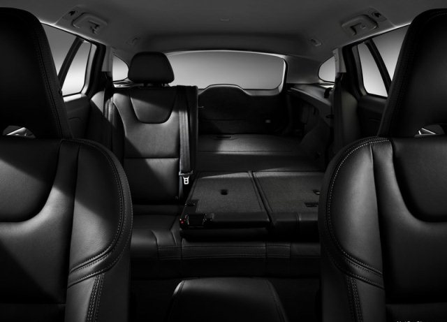 2014_VOLVO_V60_interior_pic-9