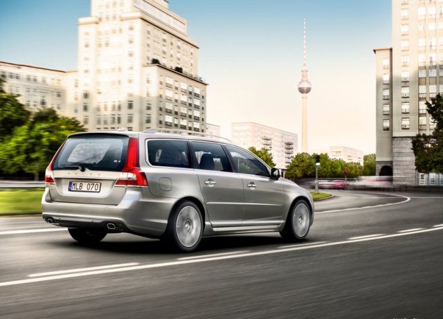 2014_VOLVO_V70_rear_pic-4