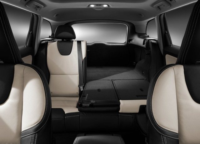 2014_VOLVO_XC60_interior_pic-6