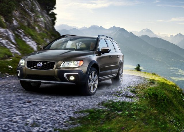 2014_VOLVO_XC70_front_pic-3