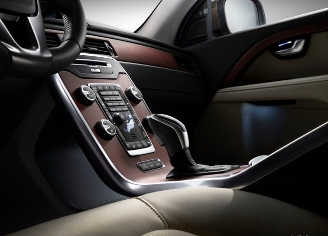 2014_VOLVO_XC70_interior_pic-6