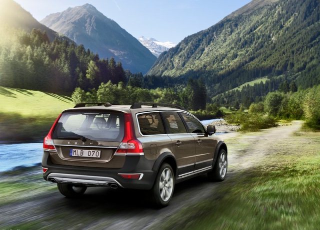 2014_VOLVO_XC70_rear_pic-4