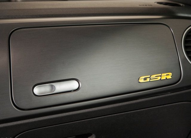 2014_VW_BEETLE_GSR_interior_pic-13