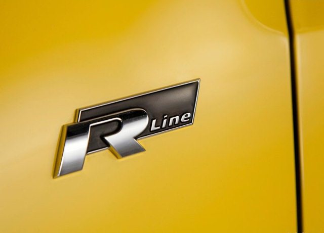 2014_VW_BEETLE_GSR_logo_pic-9