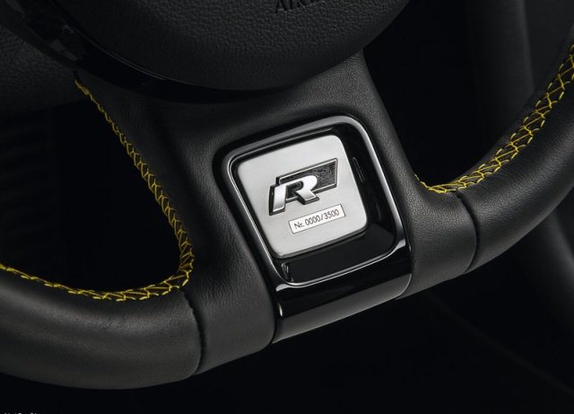 2014_VW_BEETLE_GSR_steeringwheel_pic-10