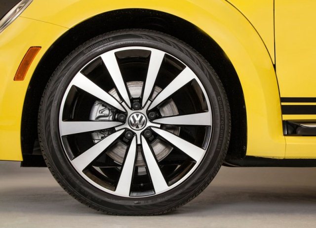 2014_VW_BEETLE_GSR_wheel_pic-17