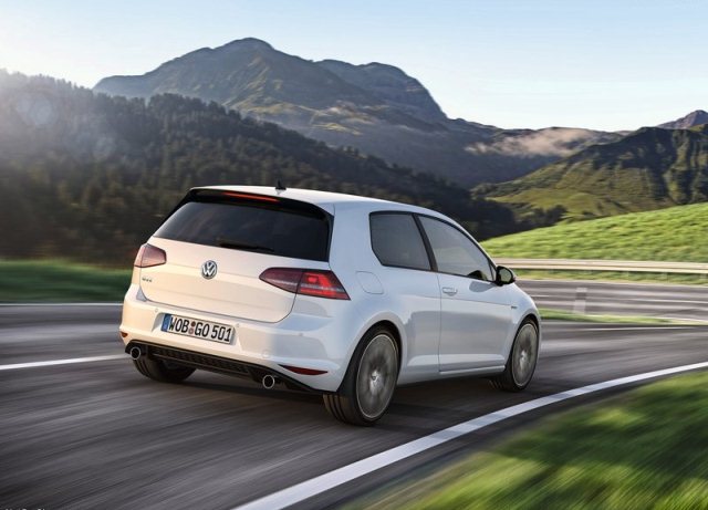 2014_VW_GOLF_GTI_rear_pic-3