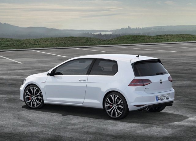 2014_VW_GOLF_GTI_rear_pic-4