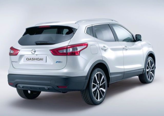 2014_White_NISSAN_QASHQAI_rear_pic-5