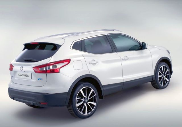 2014_White_NISSAN_QASHQAI_rear_pic-6