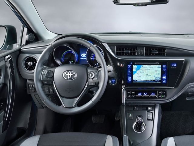 2016_TOYOTA_AURIS_pic-3