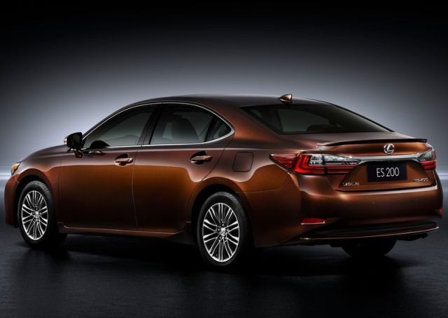 2016_LEXUS_ES_200_pic-3