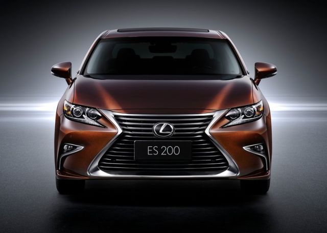 2016_LEXUS_ES_200_pic-4