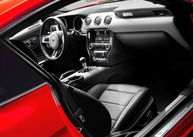 2016_FORD_MUSTANG_GT_interior_pic_9