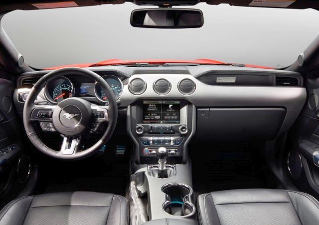 2016_FORD_MUSTANG_GT_steeringwheel&dashboard_pic_11
