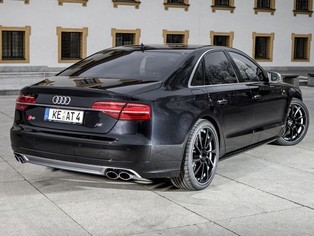 2015_AUDI_R8_rear_pic-4