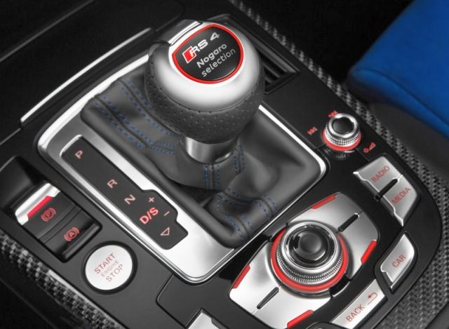 2015_AUDI_RS4_AVANT_Nogaro_Selection_gearknob_pic-7