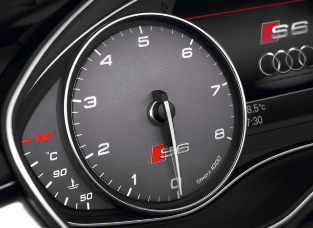 2015_AUDI_S6_AVANT_dashboard_pic-12