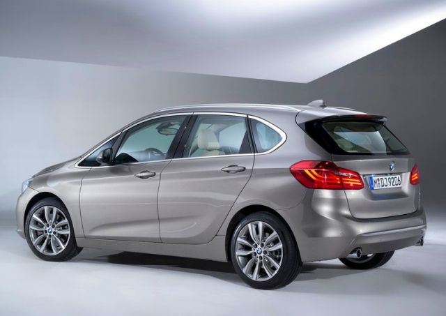 2015_BMW_2_ACTIVE_TOURER_rear_pic-3