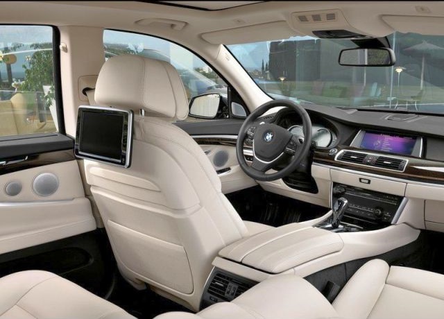 2015_BMW_5_SERIES_GT_interior_pic-14