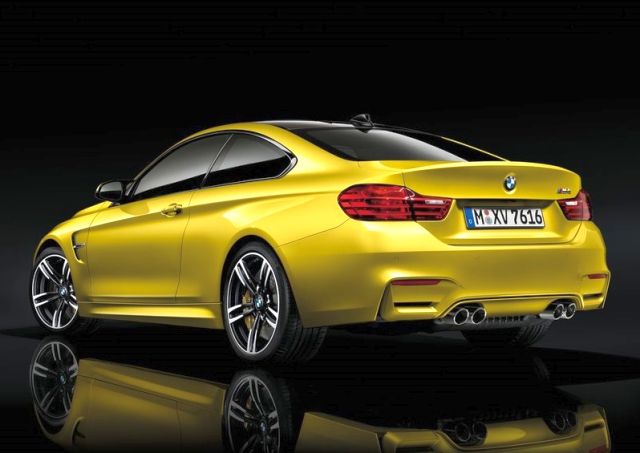 2017_BMW_M4_COUPE_rear_pic-8