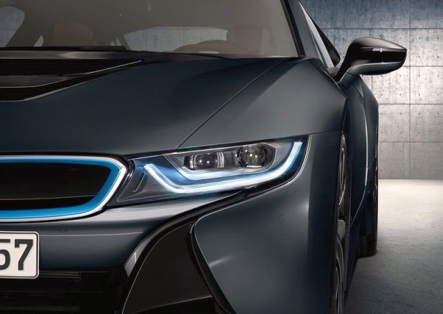 2015_BMW_i8_front_pic-11