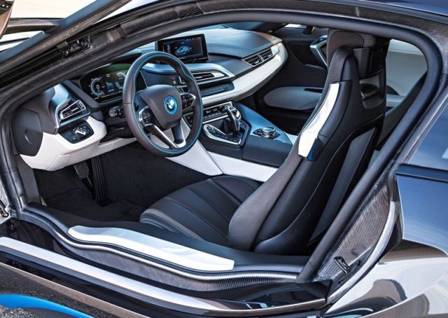 2015_BMW_i8_interior_pic-10