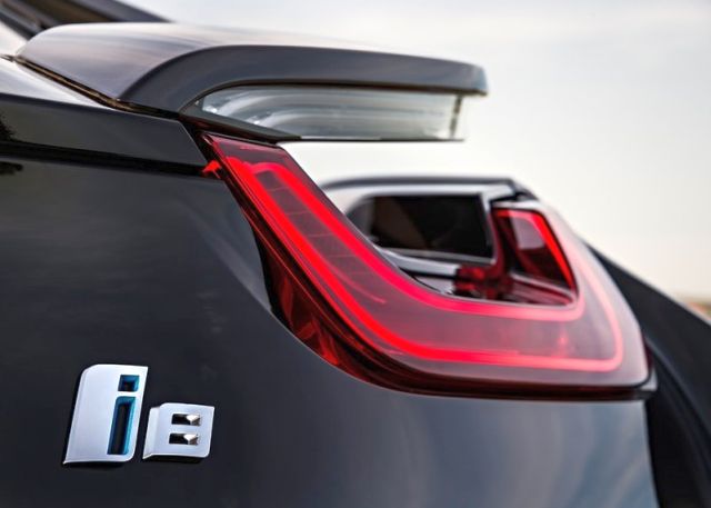 2015_BMW_i8_rear_pic-12