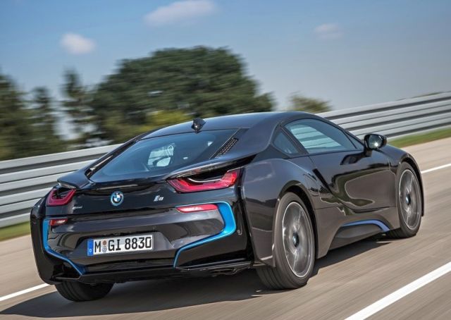 2015_BMW_i8_rear_pic-4