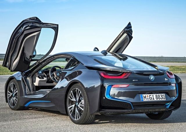 2015_BMW_i8_rear_pic-5