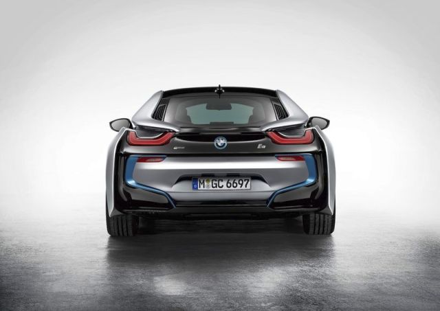 2015_BMW_i8_rear_pic-6