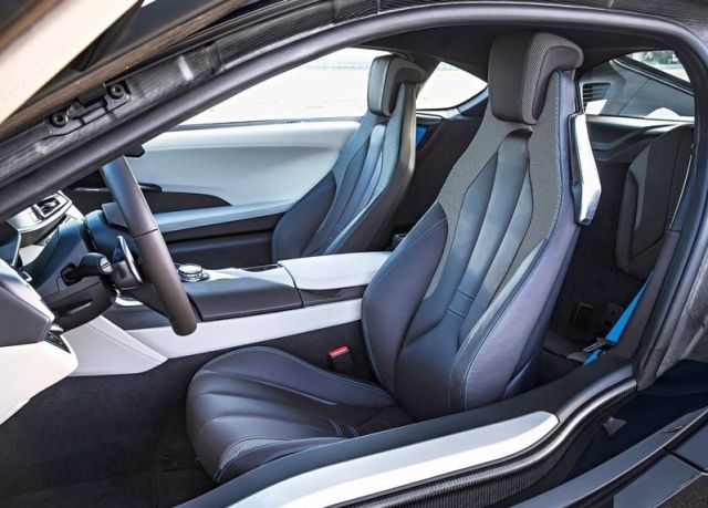 2015_BMW_i8_seats_pic-13