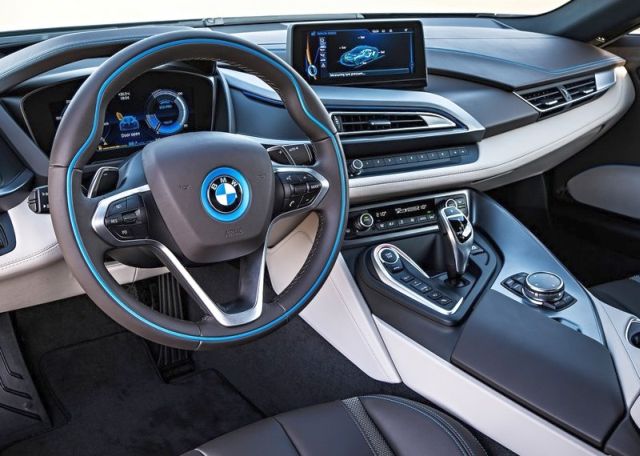 2015_BMW_i8_steeringwheel&dashboard_pic-9