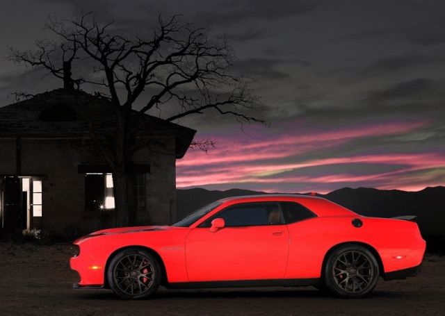 2015_CHALLENGER_SRT_Hellcat_pic-5