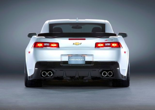 2015_CHEVROLET_CAMARO_Z28_front_pic-5