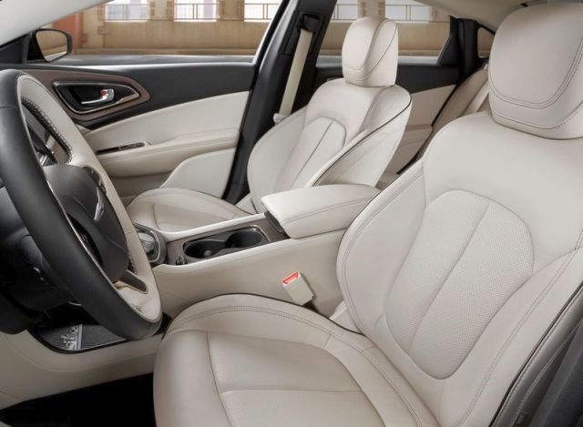 2015_CHRYSLER_200_interior_pic-10