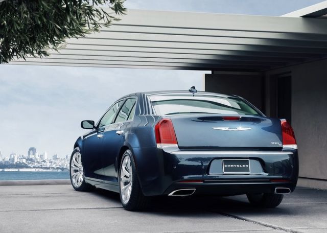 2015_CHRYSLER_300C_pic-2