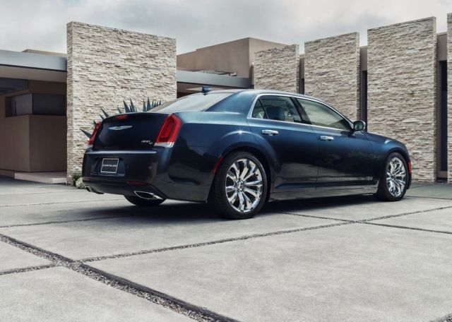 2015_CHRYSLER_300C_pic-6