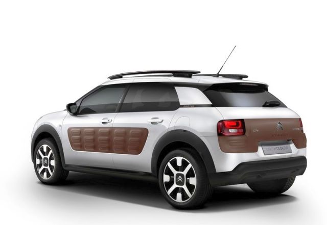 2015_CITROEN_C4_CACTUS_rear_pic-2