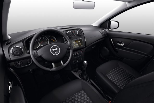 2015_DACIA_SANDERO_BLACK_TOUCH_pic-5