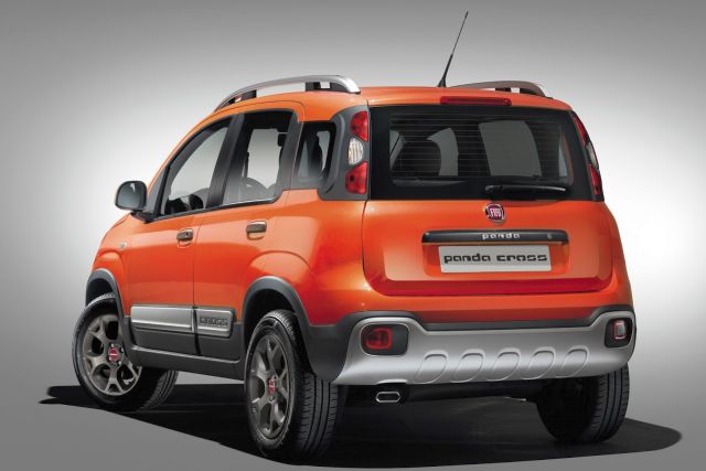 2015_FIAT_PANDA_CROSS_rear_pic-2