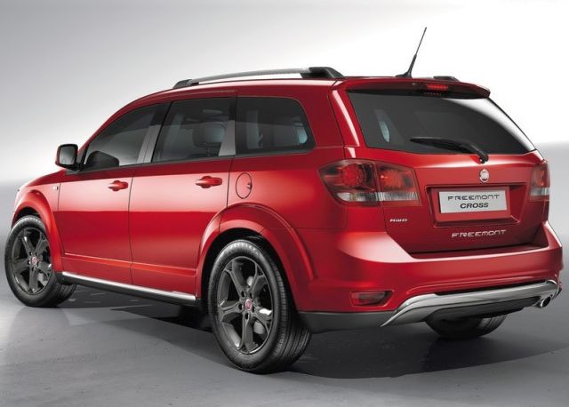 2015_FIAT_SUV_FREEMONT_CROSS_rear_pic-4