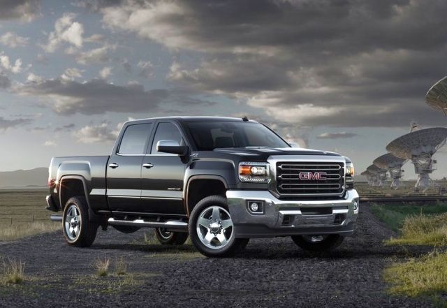 2015_GMC_SIERRA_SLT_Z71_2500HD_4x4_pick-up_front_pic-1