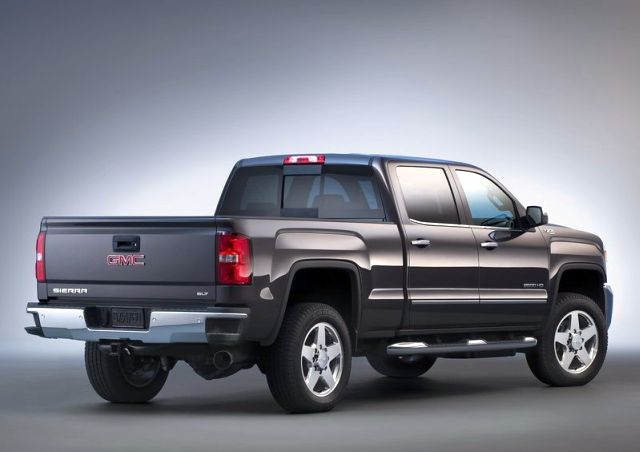 2015_GMC_SIERRA_SLT_Z71_2500HD_4x4_pick-up_front_pic-3